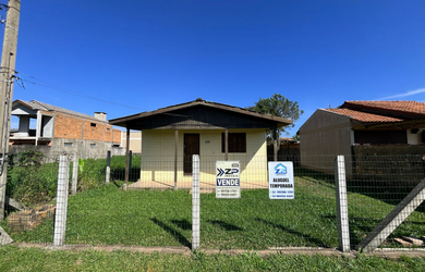 Imagem: A casa possui 3 Dormitórios, 1 Banheiro, 360m² de Área, Churrasqueira