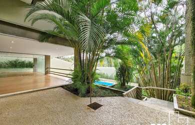 Imagem: A casa possui 5 Dormitórios, 5 Suítes, 9 Banheiros, 8 Vagas