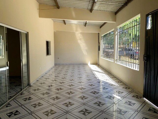 Imagem: A casa possui 4 Dormitórios, 1 Suíte, 3 Banheiros, 5 Vagas