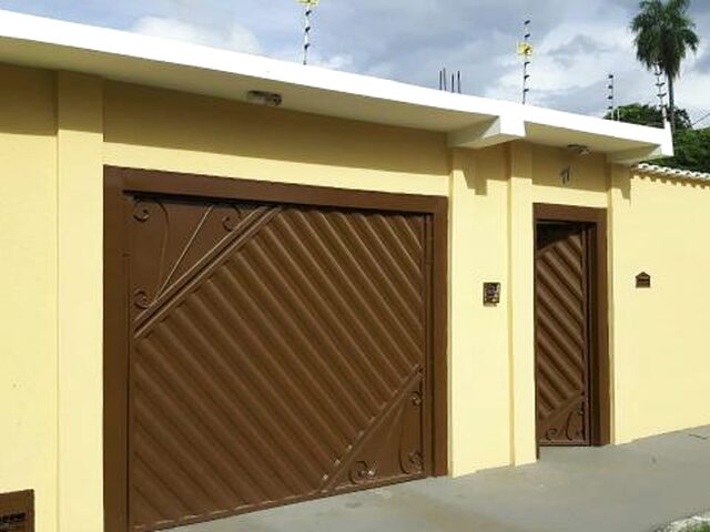 Imagem: A casa possui 3 Dormitórios, 2 Vagas na garagem, 180m² de