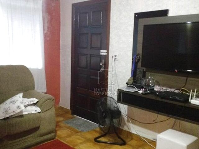 Imagem: A casa possui 4 Dormitórios, 2 Banheiros, 2 Vagas na